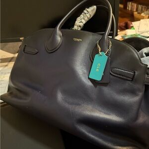 Gently used Coach Carry All 40. Charms and scarf
Not included.